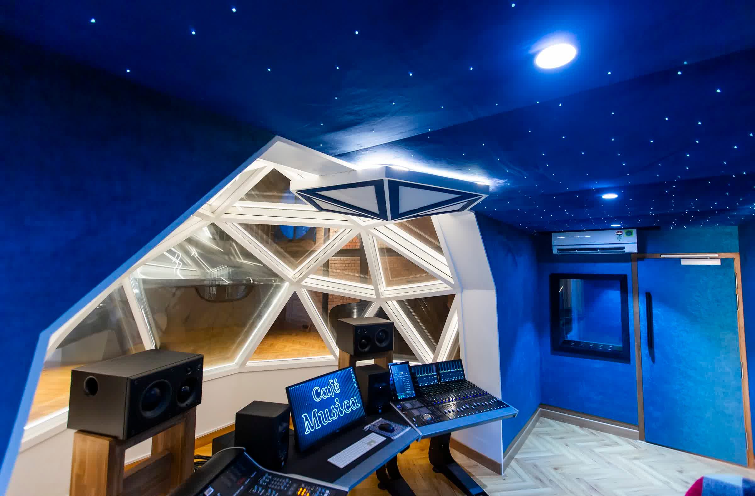 Cafe Musica Studio - Image 59